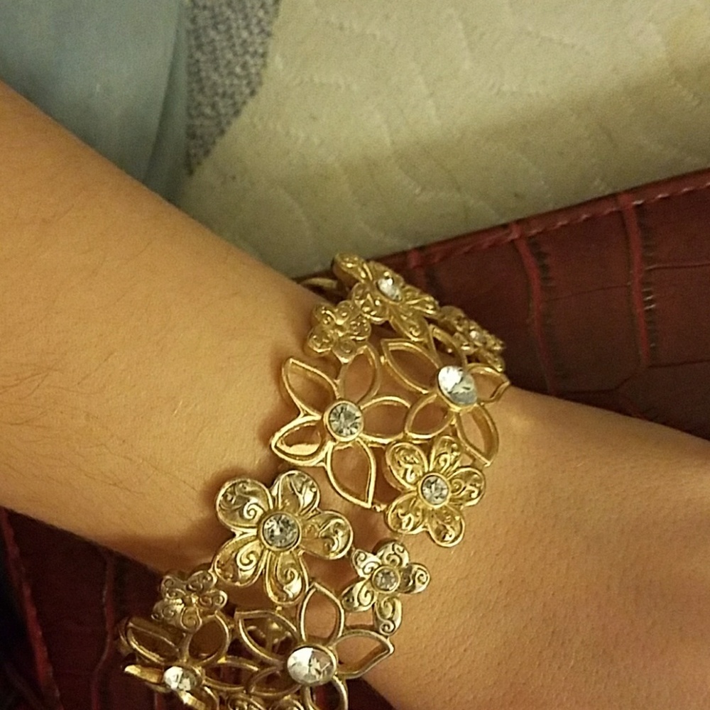 Gold & dimond flower bracelet